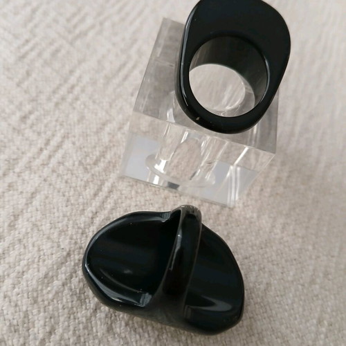 Large black rings set of 2 pieces like new