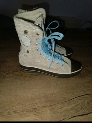 Beige boots with fluffy lining inside like new, size 39
