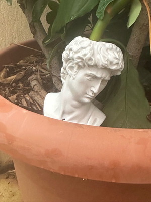 Flowerpot statue like new, pvc