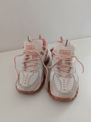 Fila women's chunky fashion sneakers size 36.5 like new, white and salmon