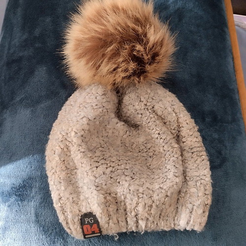Knitted hat with removable pompom like new