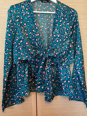 Boohoo satin leopard shirt like new, multicolor, size M