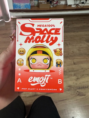 Φιγούρα Mega Space Molly Emoji Popmart καινούργια, κλειστό κουτί