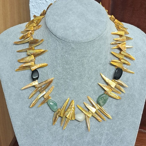 Short necklace with shell chips and natural stones