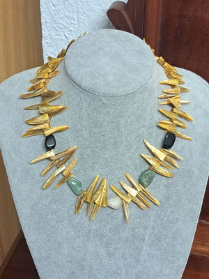 Short necklace with shell chips and natural stones
