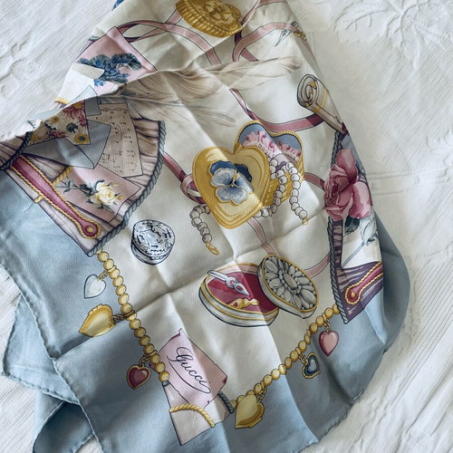 Gucci vintage silk scarf 90x90 with romantic multicolor motif used