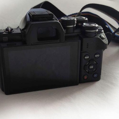 Olympus OM-D E-M10 Mark II mirrorless camera like new