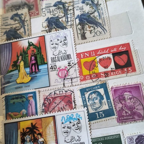 Collectible stamps from around the world like new, over 500 with albums and box