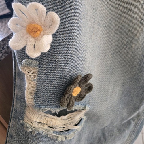 Jeans with knitted flowers and rips new, size M