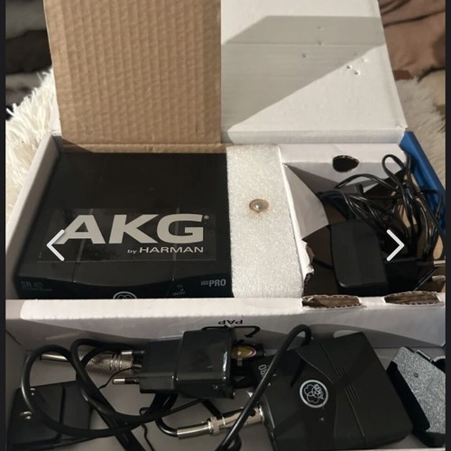 AKG WMS 40 Mini Instrument ISM2 wireless guitar and bass system like new with leather case