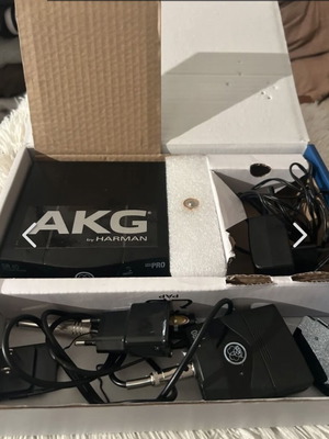 AKG WMS 40 Mini Instrument ISM2 wireless guitar and bass system like new with leather case