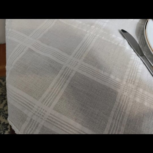 Woven tablecloth with 6 food napkins like new