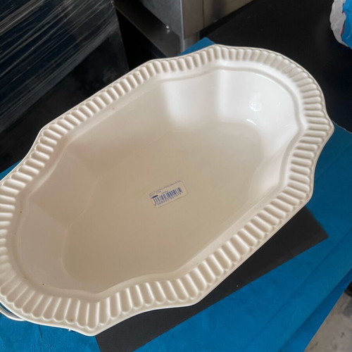 Pyrex heat-resistant serving dish with lid and metal base new