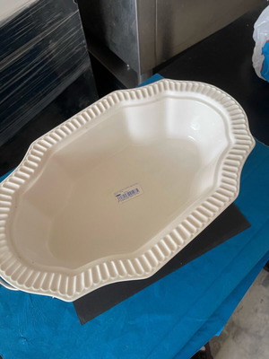 Pyrex heat-resistant serving dish with lid and metal base new