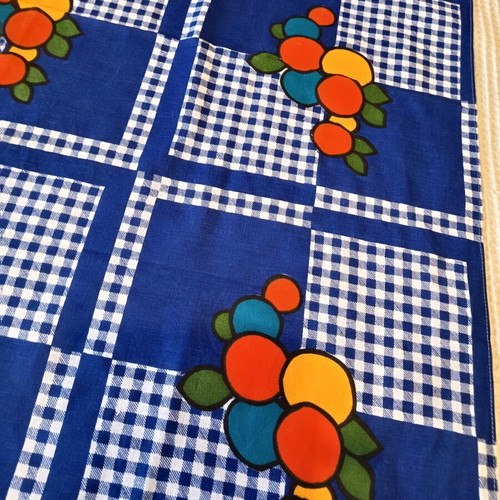 Vintage linen tablecloth 120x118 cm with 6 blue checkered fruit napkins like new