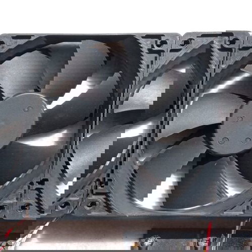 Ανεμιστηράκια RU Sleeve-Bearing και Nemesis NF120 PWM RGB