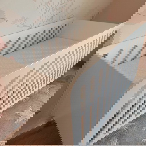 Κούνια-Κρεβάτι Ήρα Oliver σαν καινούργιο με στρώμα 140x70, MDF λάκα σατινέ