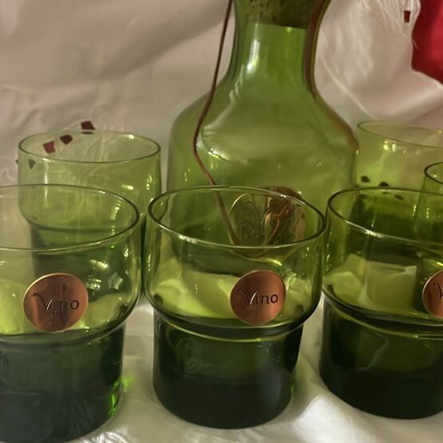 Italian set green bottle and 8 wine glasses new