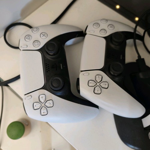 Ps5 1 Tera σαν καινούργιο με 2 χειριστήρια, φορτιστή, 6 παιχνίδια και καλώδια