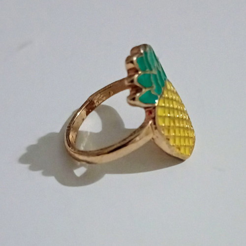 Ring like new, gold color with pineapple design