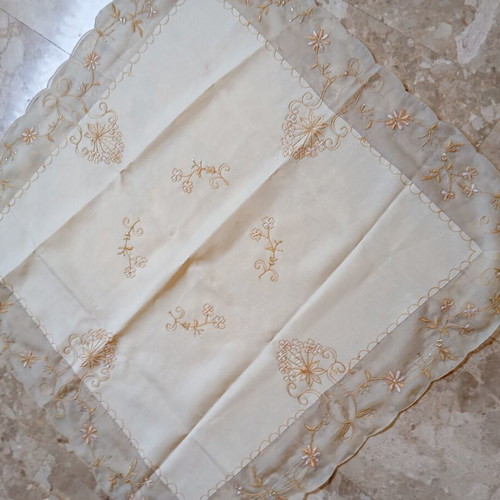 Organza tablecloth with floral designs and gold thread, like new