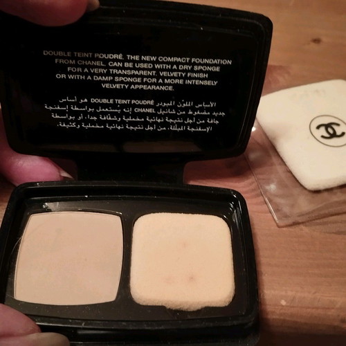 Chanel compact powder with sponge like new
