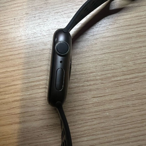 Apple Watch 4 Nike 44mm like new with 5 straps and charger