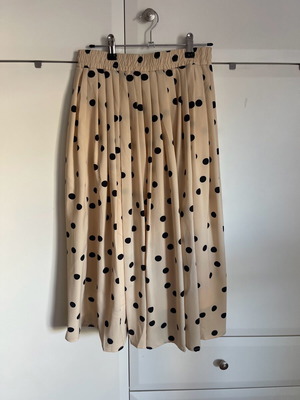 Polka dot ruffle skirt like new, size small-medium, beige
