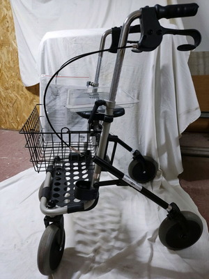 Invacare Banjo P452E/3 Rollator new with basket and seat
