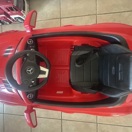 Mercedes children's electric car like new with music and lights