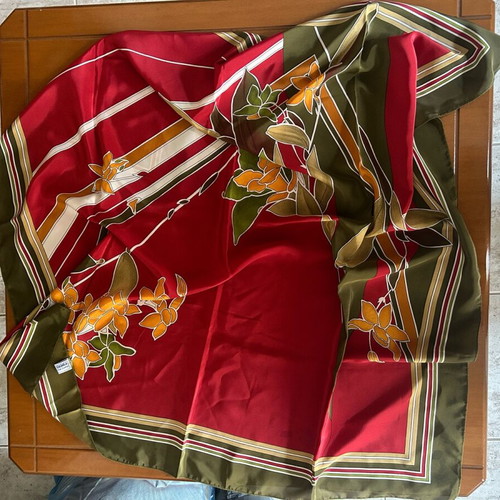 Scarf like new red and green