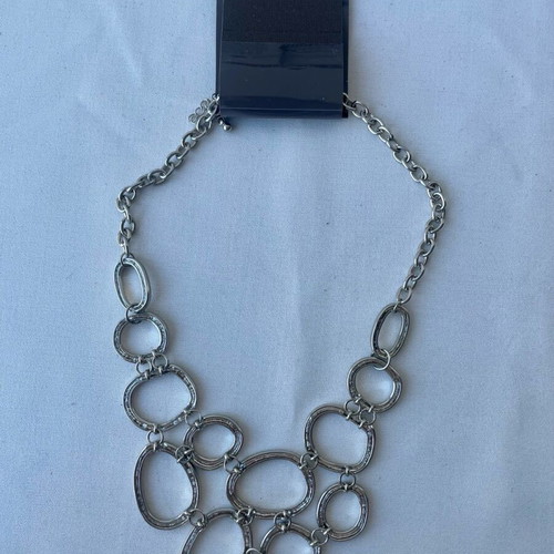 Daisy Fuentes necklace new, silver