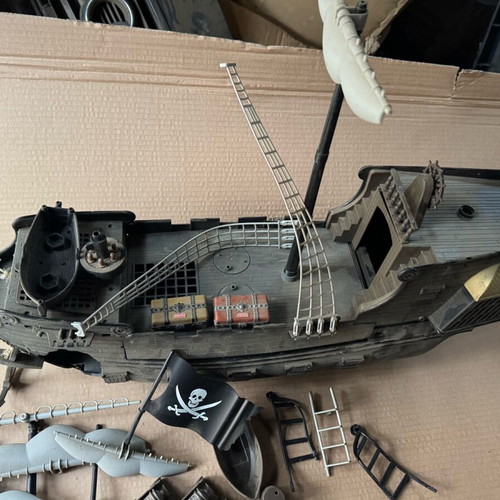 Pirates of the Caribbean Dead Mans Chest Ultimate Black Pearl Zizzle ship used, for parts
