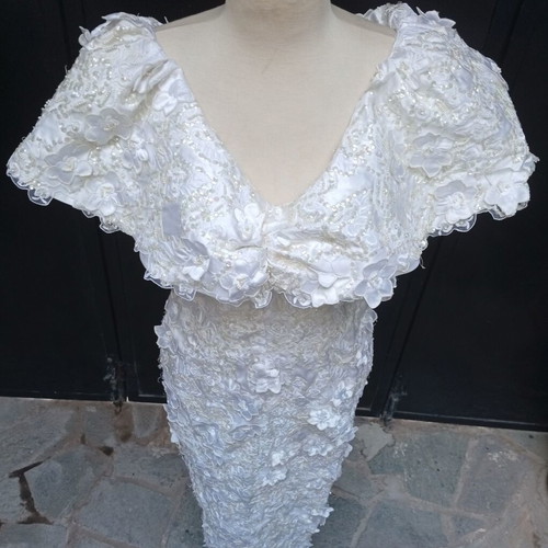 Kipour wedding dress with embossed lace hand-sewn like new