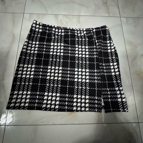 Women's skirt new, above the knee, black and white, XXL