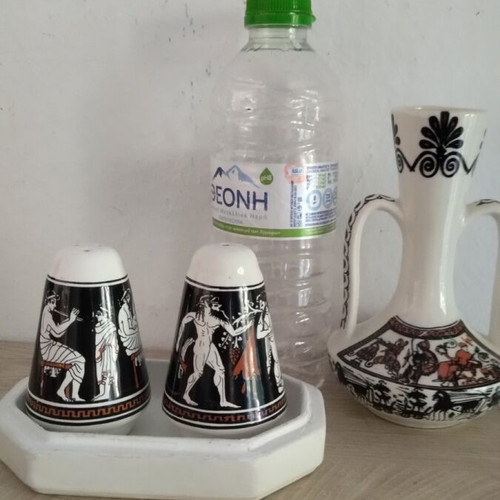 Salt and pepper set like new, 4 pieces with Greek style