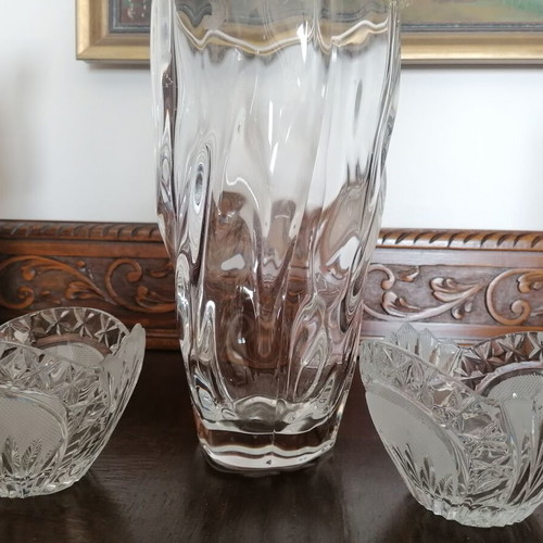 Vase with 2 crystal chocolate dishes like new, patterned