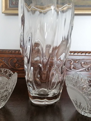 Vase with 2 crystal chocolate dishes like new, patterned