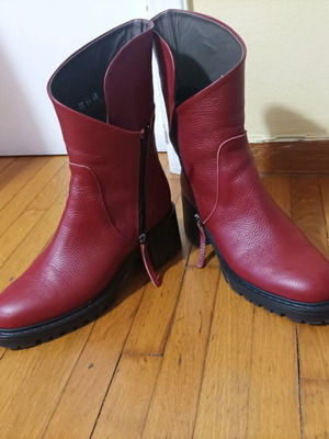 Red leather Vavoulas boots like new, size 39