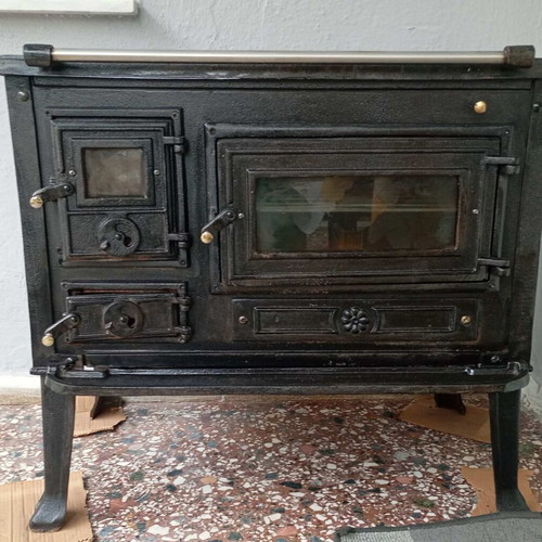 Cast iron stove like new for heating and cooking