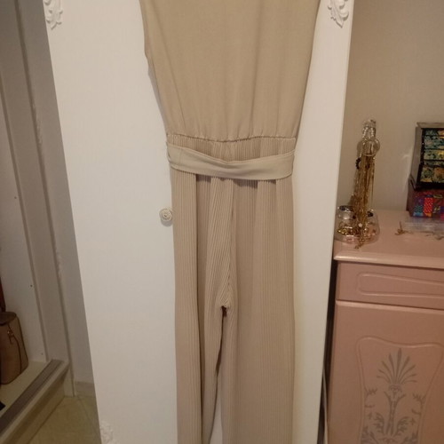 Beige jumpsuit like new, elastic waist, pleated bottom, size S