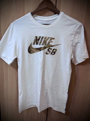 Nike SB T-shirt σχεδόν καινούριο, λευκό με λογότυπο καμουφλάζ, μέγεθος M