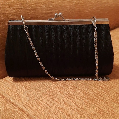 Τσαντάκι clutch μαύρο σαν καινούργιο, υφασμάτινο σατέν με αλυσίδα