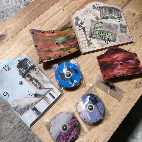 Wall clocks new, 4 wooden and 3 on CD with mechanisms