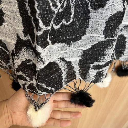 Knitted scarf with pom poms double face like new