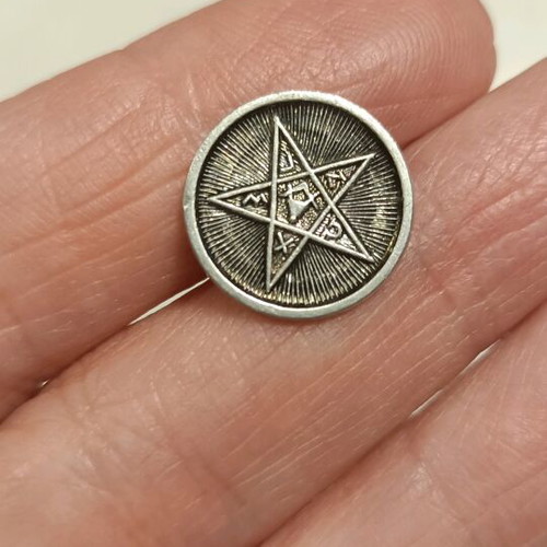 Button with pentagram like new, 1 piece