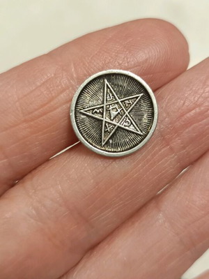 Button with pentagram like new, 1 piece