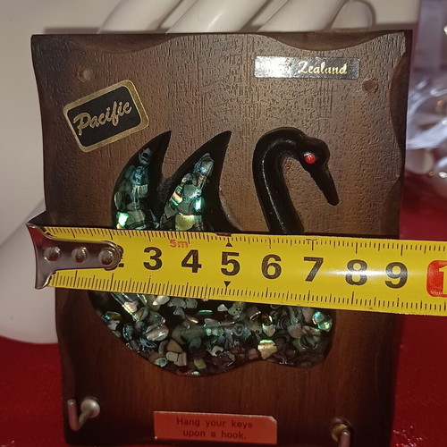 Wall Key Holder with Swan Vintage from New Zealand like new