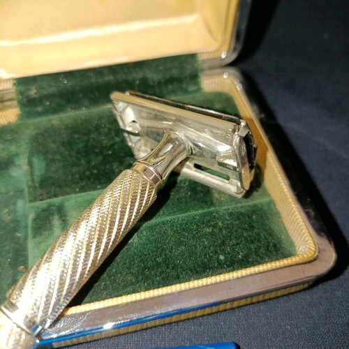 Gillette Aristocrat no66 collectible safety razor like new, 1958 with case and 10 blades