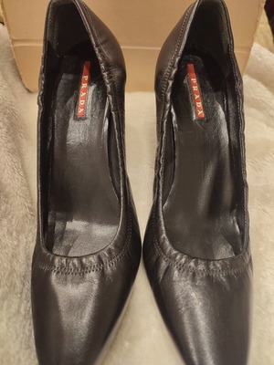 Γόβες Prada δερμάτινες σαν καινούργιες, μέγεθος 38, μαύρες